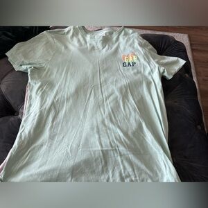 Men’s Gap tshirt